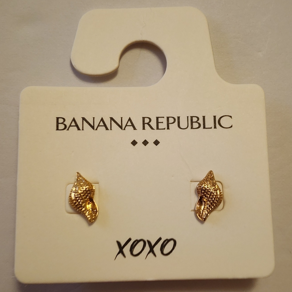 Banana Republic XOXO Gold Seashell Stud Earrings Textured Design